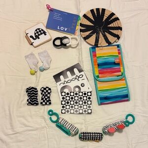 LOVEVERY - The Looker Play Kit for Baby Weeks 0-12